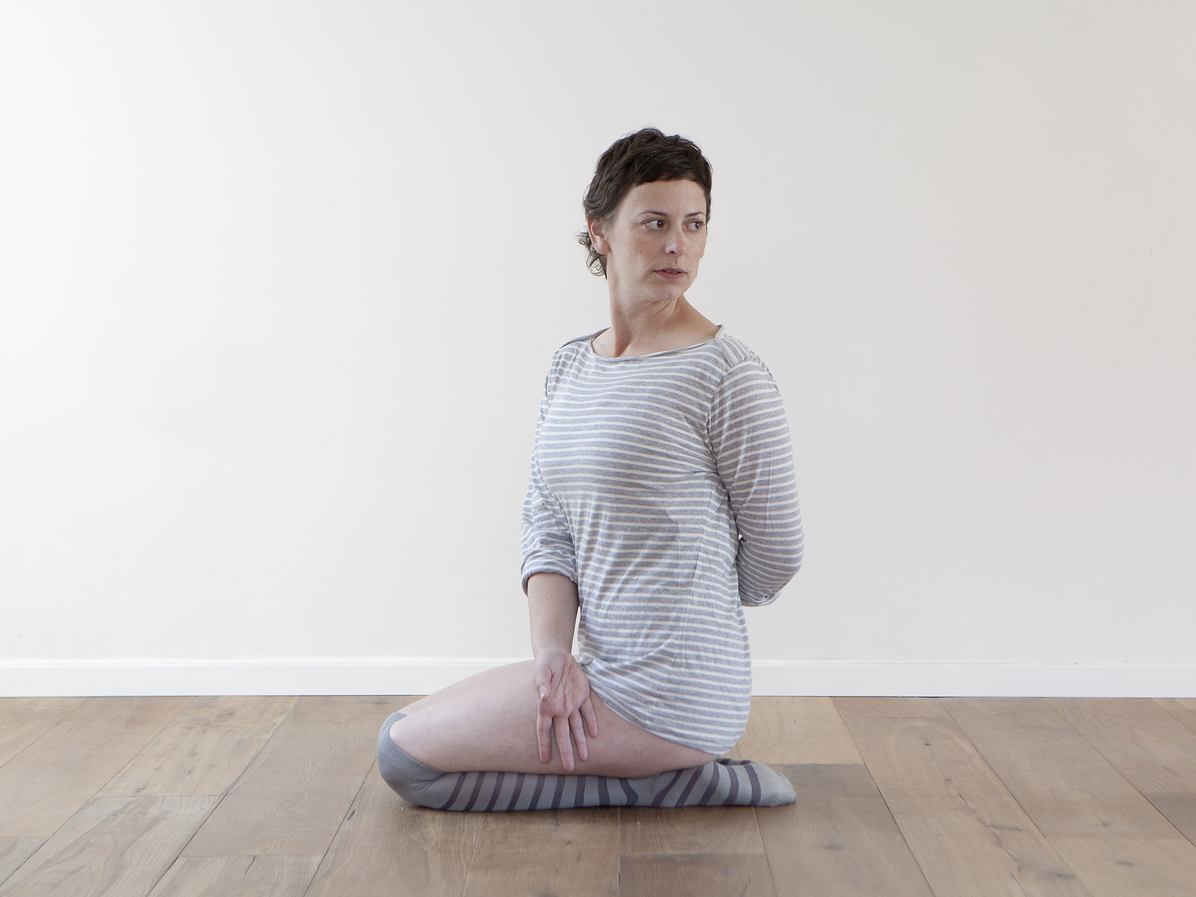 ישיבה בואגראסנה עם פיתול. ישיבה בה ניתן להגמיש את כפות הרגליים ולהשתרש איתן לתמיכה בעמוד שדרה ארוך ויציב. הפיתול מאפשר פתיחה נעימהלבית החזה וסחיטה עדינה לעמוד השדרה ומערכת העצבים.