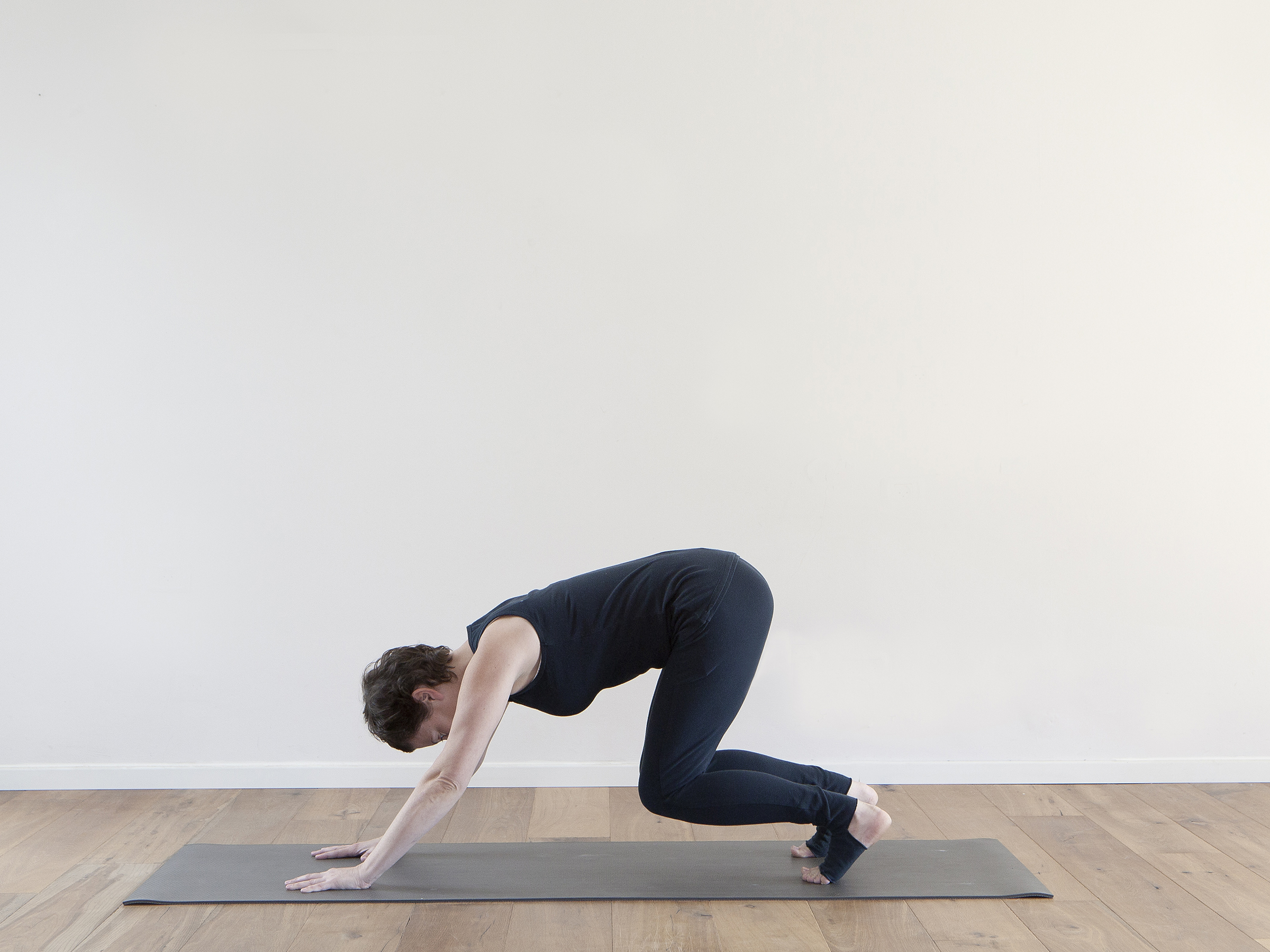 עלייה איטית והדרגתית לכלב עם ראש למטה מאפשרת התבוננות עמוקה בכל שלב ושלב, ומאפשרת לנו זיהוי דפוסיים ודיוק, נשימה, התחזקות,  תמיכה מבפנים. 