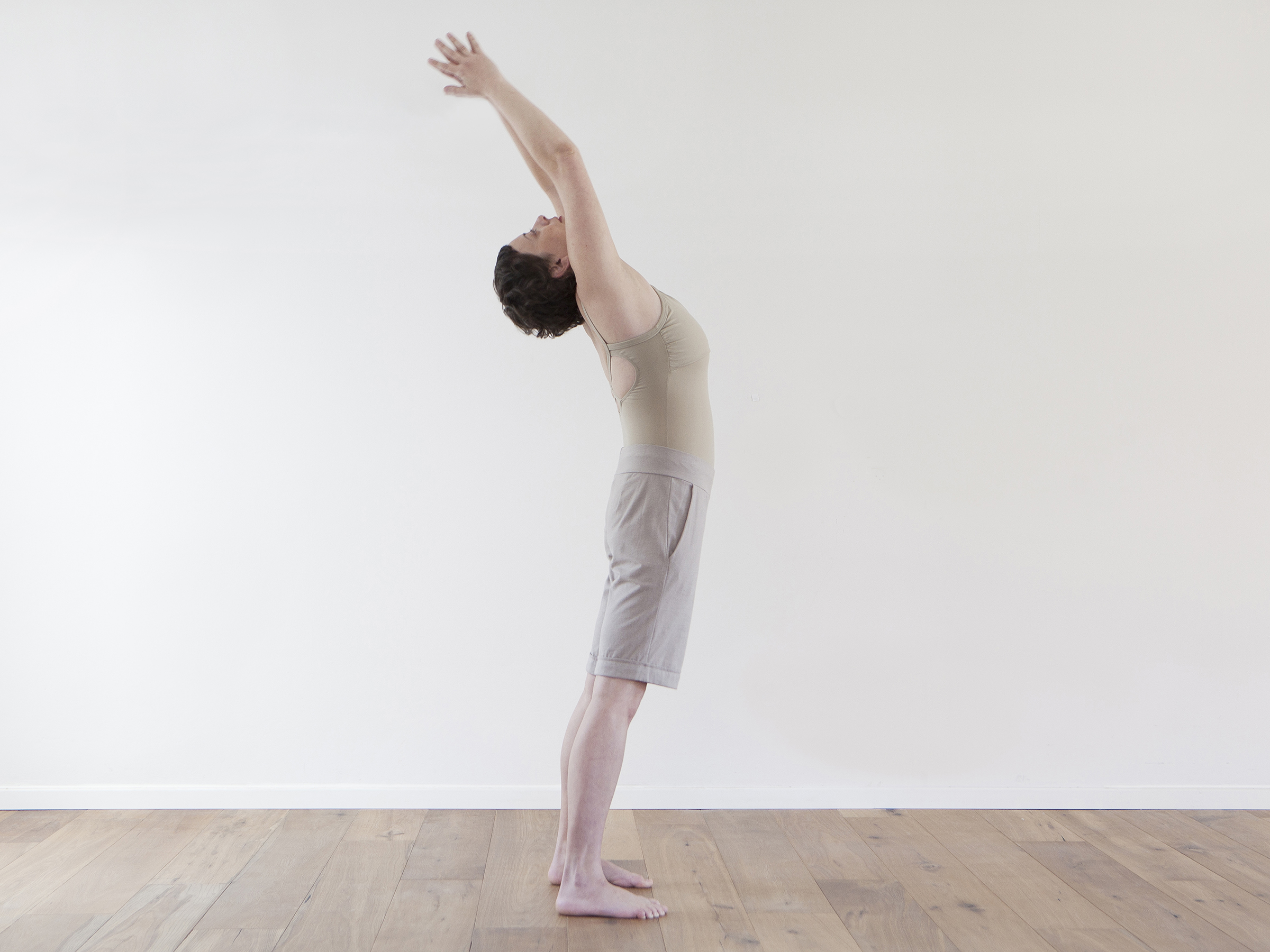 הקשתה לאחור תוך השתרשות כפות הרגליים. עיקרון התארכות לשני כיוונים. השתרשות. הרפייה. נשימה. התרחבות. 