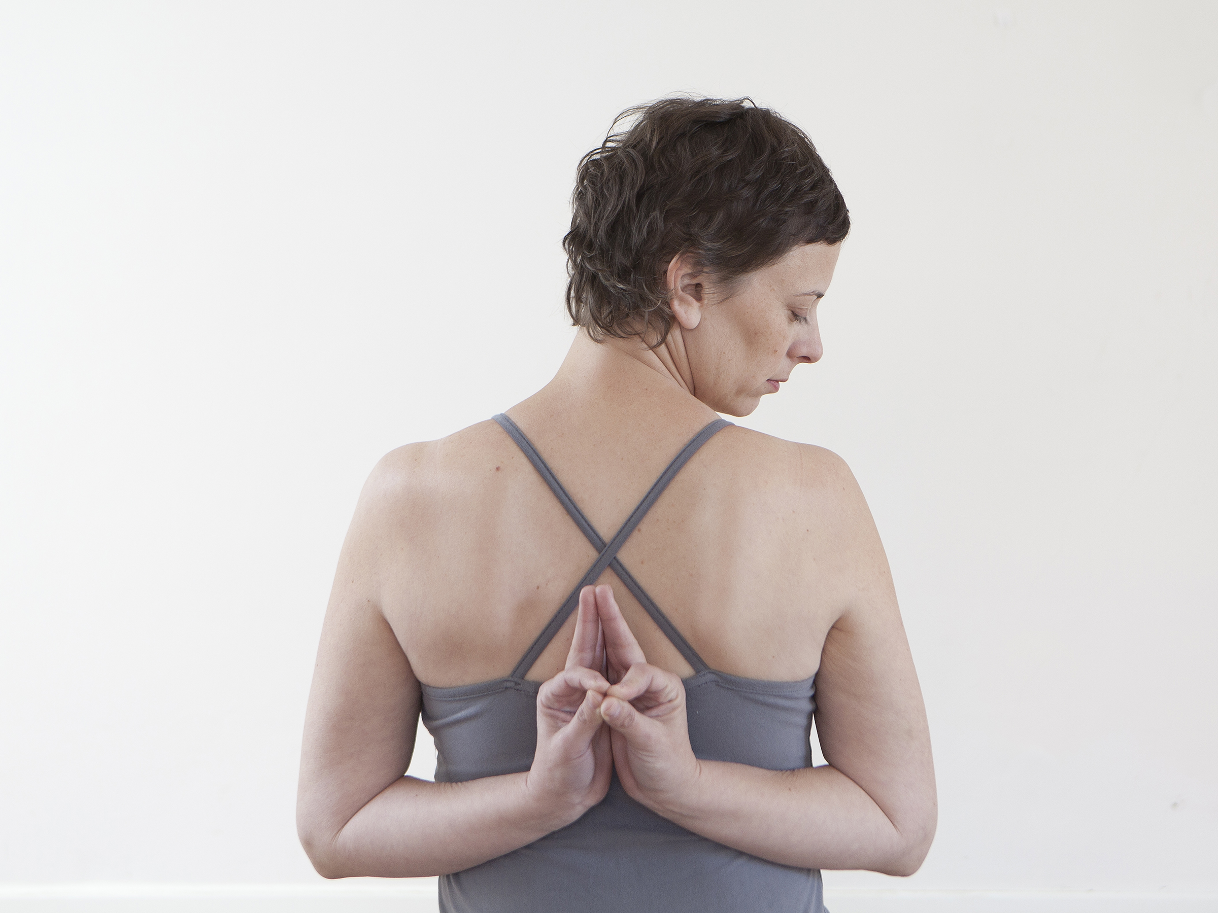 נמסטה מאחורי הגב מאפשר פתיחה של בית החזה וחגורת הכתפיים. מקום שנוטה להיסגר לעיתים ולאבד גמישות, הן אצל נערות, הן אצל נשים במעגלי הריון ולידה ואפילו אצל נשים בגיל המעבר.