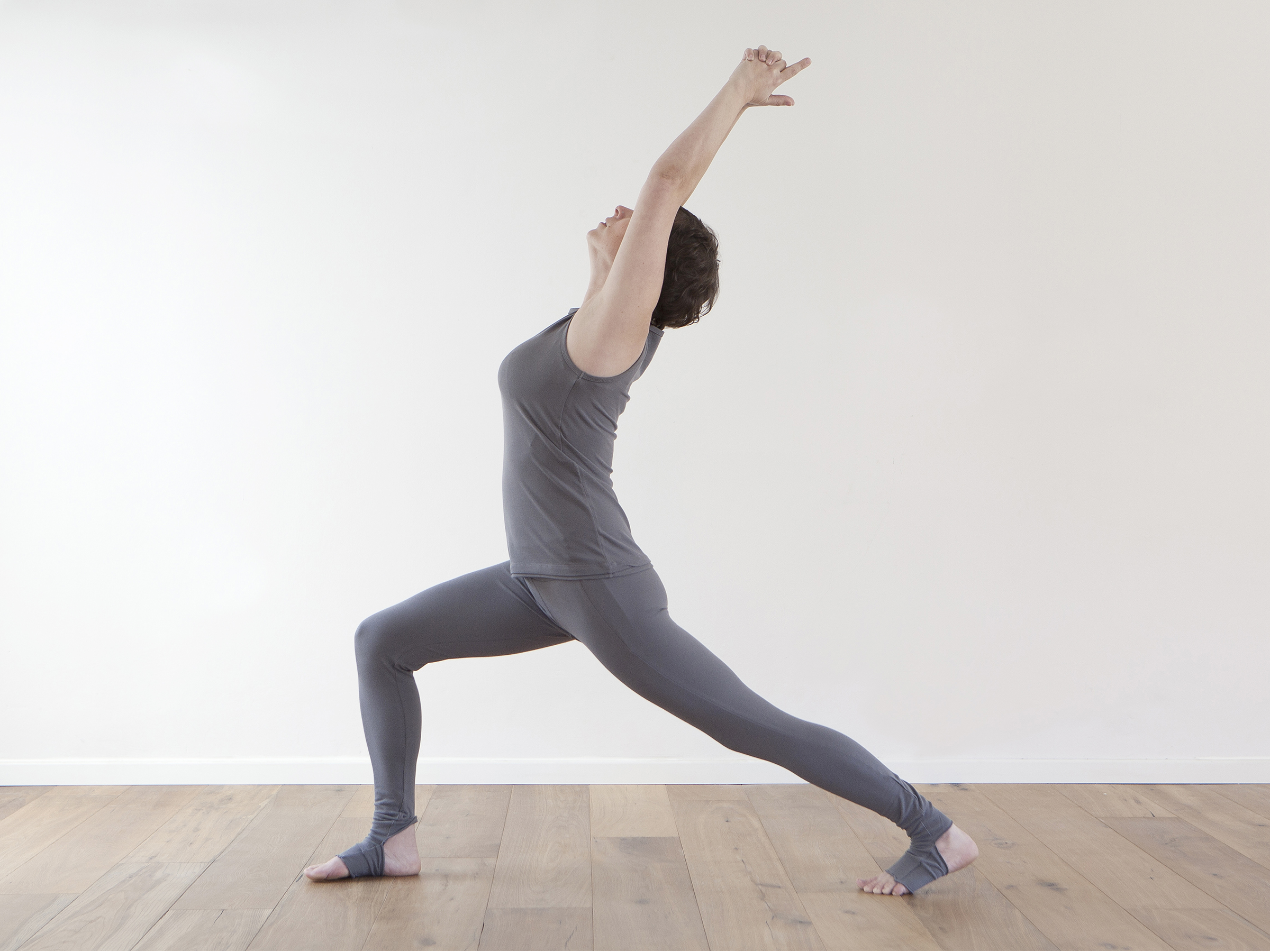 תנוחת הלוחמת 1. מאפשרת חיזוק והעצמה, חיבור מחדש לכוחות הפנימיים שלנו. מאריכה ופותחת את החלק הקדמי של הגוף ובכך  תומכת באיזון הורמונלי ושיפור תפקוד מערכת הרבייה. 