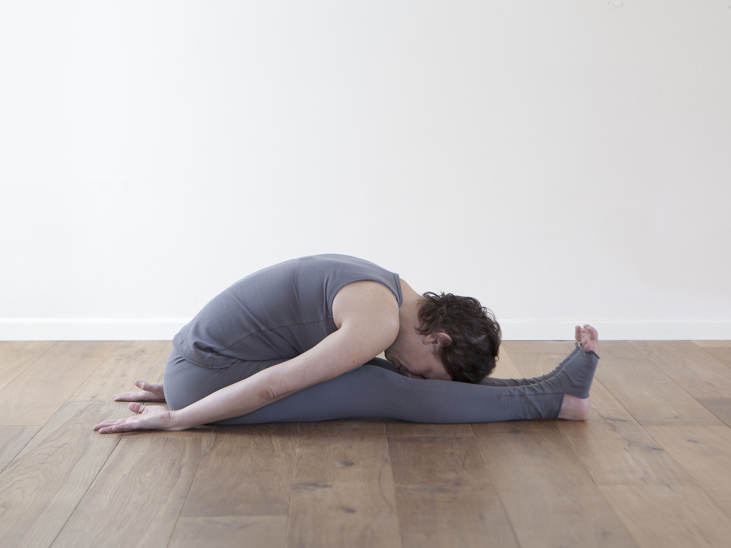 פשימוטנאסנה. כפיפה קדימה. תנוחה המאפשרת התארכות והתכנסות,השקטת התודעה. נשימה אל הגב.  