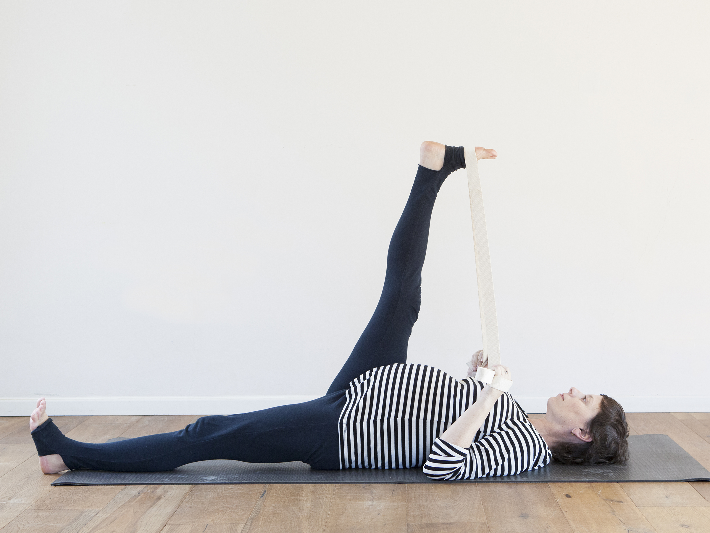 מתיחת רגליים בהריון חשובה באופן יומי ומקלה על זרימות הדם הורידי כך שנהדרת גם בהקלה על בצקות.