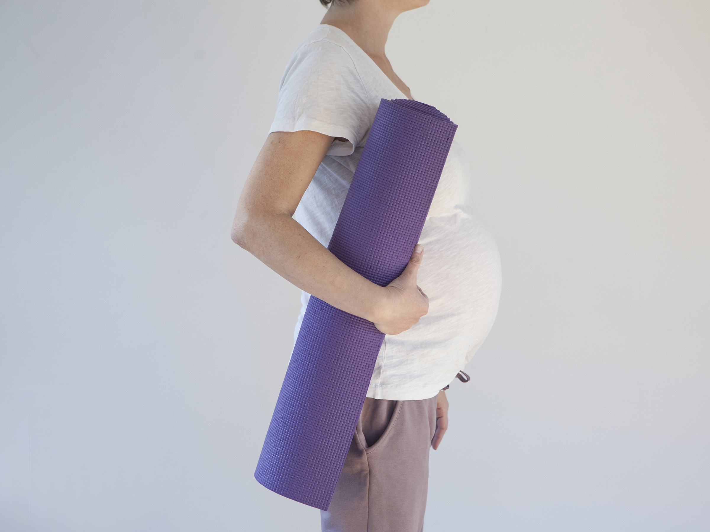 גם בהריון עם תאומים ניתן לתרגל יוגה. תרגול קבוע מסייע ומקל על כל תופעות ההריון. זו אני בחודש שמיני עם תאומות מהממות.