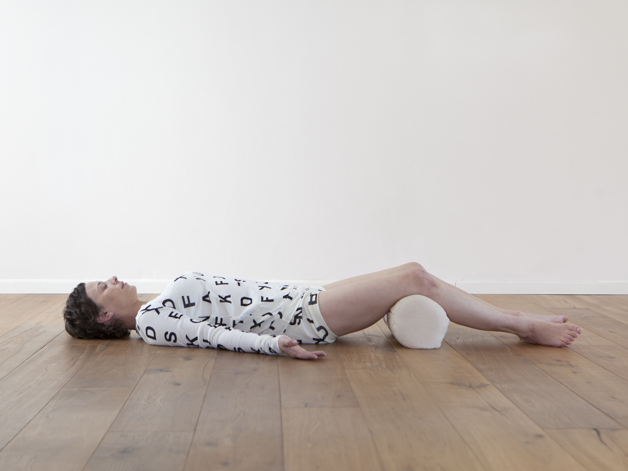 הרפיית הגוף מטה עם תמיכה. שיעורי יוגה נשית ויוגה לפריון נתחיל בהרפיית הגוף כדי לאפשר לנו להאריק אל האדמה את המיותר, להרפות את הגוף ואת התודעה, על מנת לצלול אל מאגרי האנרגיה שלנו ומשם להתחדש באנרגיה חדשה שלווה אותנו אל המסע שלנו. 