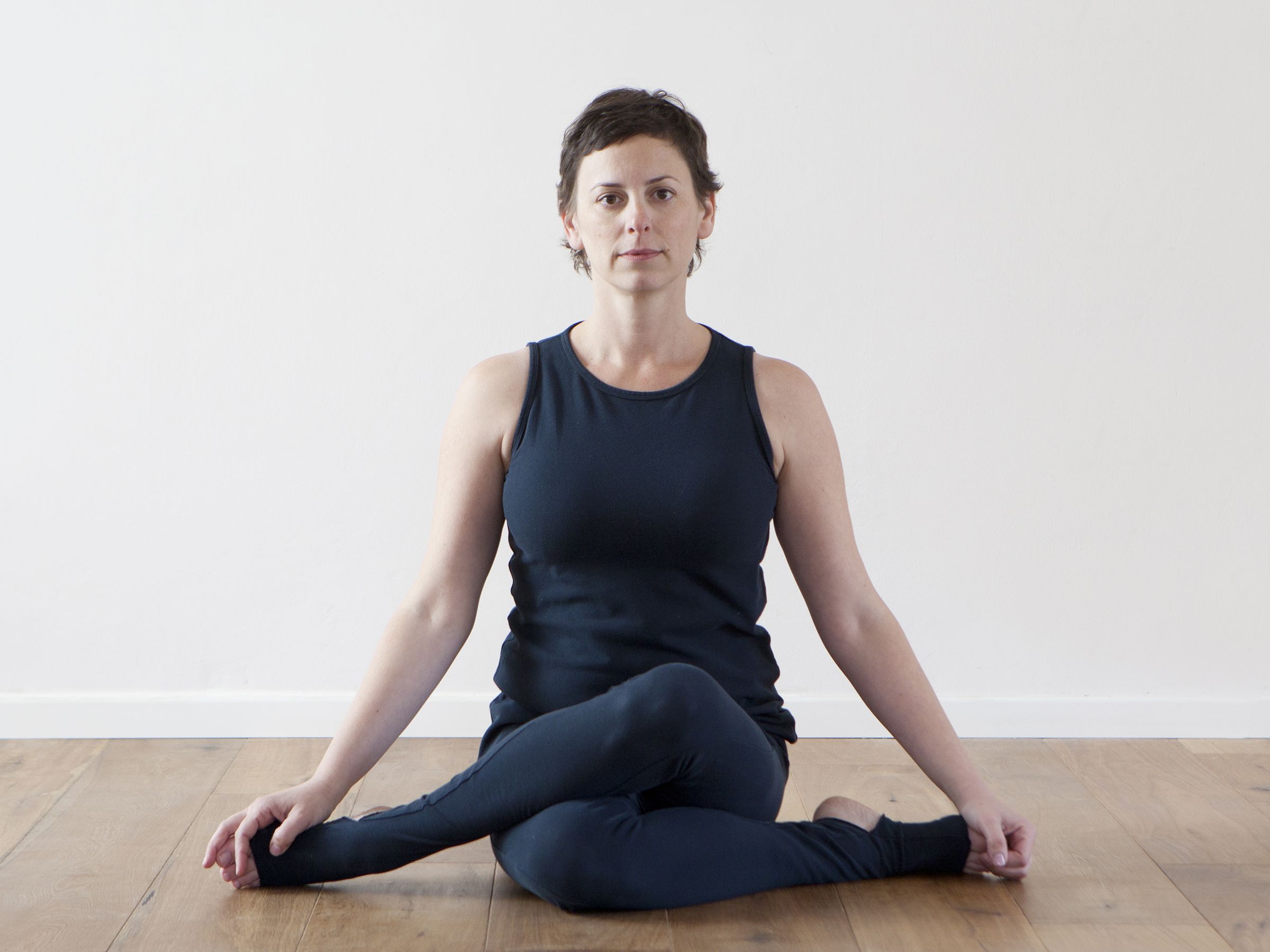 ישיבה בגומוקאסנה מאפשרת עבודה עם הפעמת כפות הרגליים וירכיים פנימיות זו אל זו לתזכורת לאיסוף המולה בנדהה ויצירת תמיכה ליציבות פנימית וחיצונית.