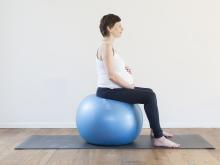 ישיבה על כדור פיזיו בהריון יכולה להקל ולהפחית עומס מהאגן ומעמוד השדרה, מאפשרת תנועתיות וחיזוק שרירי ליבה. כדאי לנסות גם במשרד!