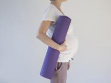 גם בהריון עם תאומים ניתן לתרגל יוגה. תרגול קבוע מסייע ומקל על כל תופעות ההריון. זו אני בחודש שמיני עם תאומות מהממות.