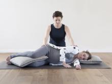 נענוע עדין בהריון מאפשר הרגעה למערכת העצבים, הנעה טובה יותר וריכוך לרקמות החיבור. הנענוע מרגיע ומחבר אותנו לתחושת העובר ברחם. התנועה מתאימה הן להריון, הן לזמן הצירים או המנוחה בינהם.  